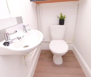 1 bedroom in a house share to rent - Photo 5