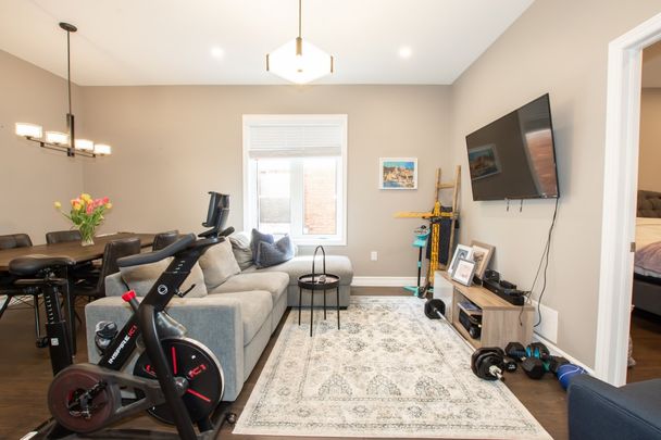 **ALL INCLUSIVE** 2 Bedroom Main Unit in Hamilton!! - Photo 1