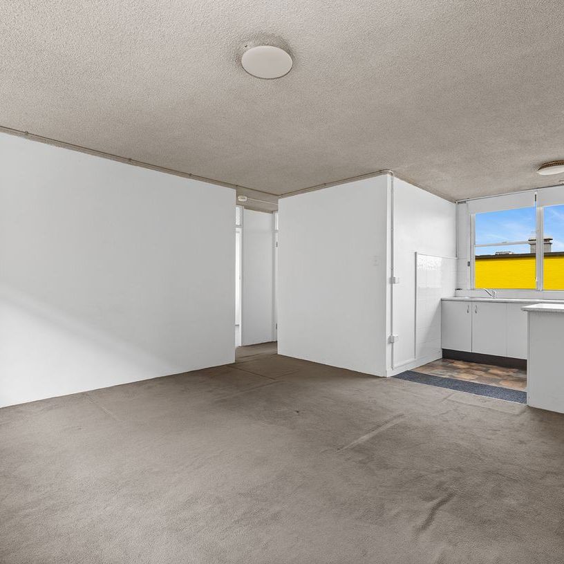 A spacious floor plan featuring two generously sized bedrooms - Photo 1