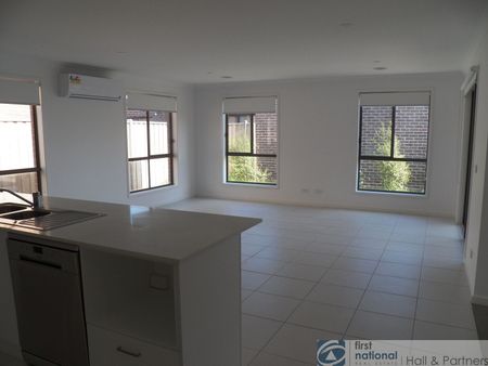 10 Solar Close, Cranbourne East - Photo 2