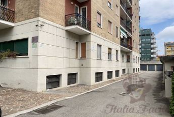 Студия возле метро Affori centro