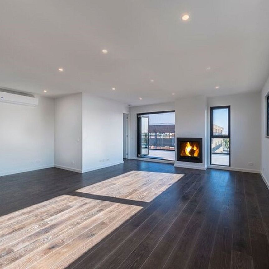 TOP FLOOR SUB-PENTHOUSE IN THE HEART OF OAKLEIGH **Application Pending** - Photo 1