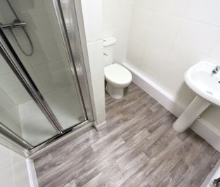 2 bedroom Flat in Flat 4, Leeds - Photo 4