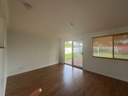 Family Home - 4 Beds / 2 Bathrooms / Wood Fire Heating. - Photo 5
