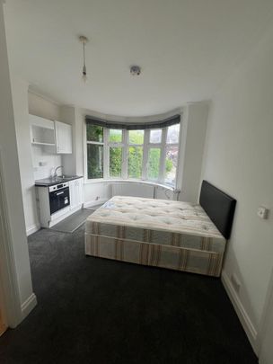 Studio Flat, Highfield Avenue, NW11 - Photo 1