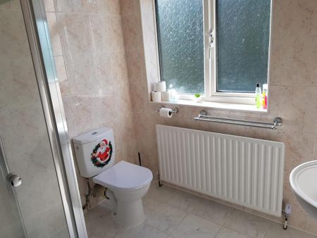 4 bedroom semi-detached house to rent - Photo 4