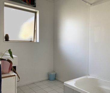 Low maintenance home with double garage - Photo 4