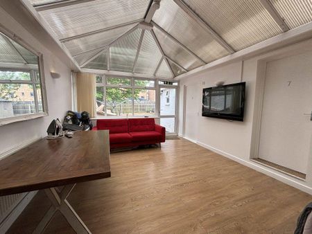 1 bedroom in a house share to rent - Photo 2