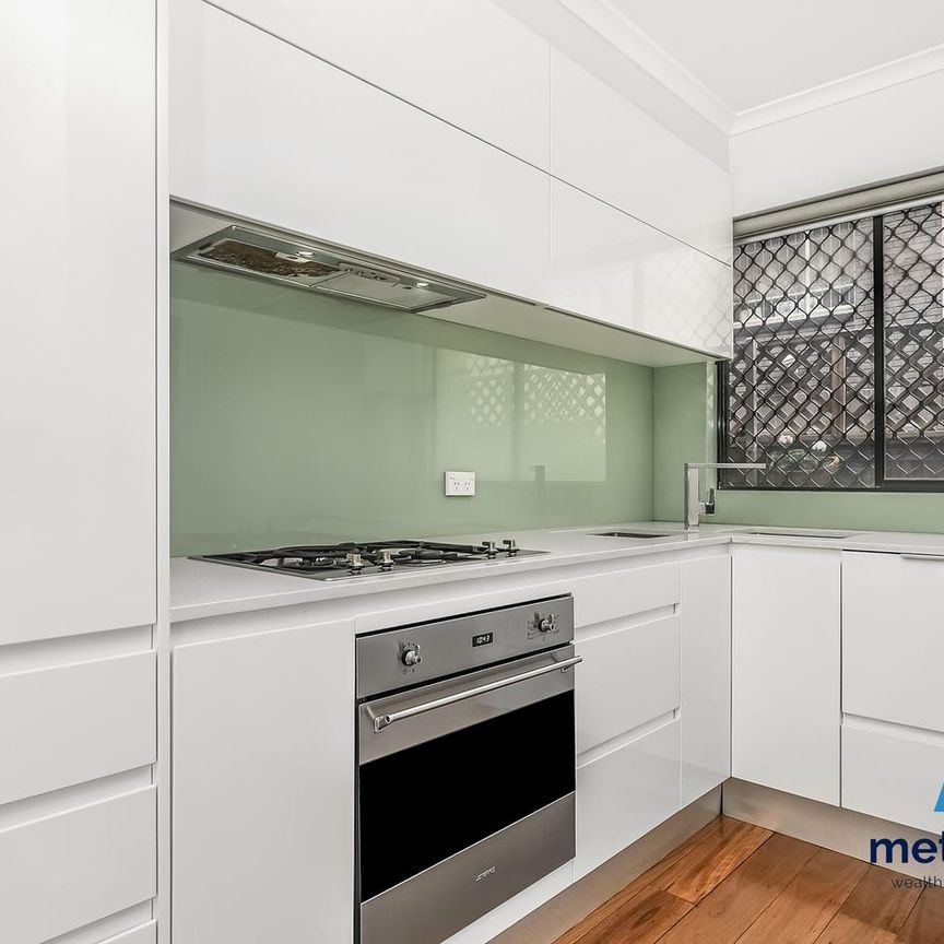 CONTEMPORARY TWO-BEDROOM APARTMENT IN PRIME ALEXANDRIA LOCATION - Photo 1