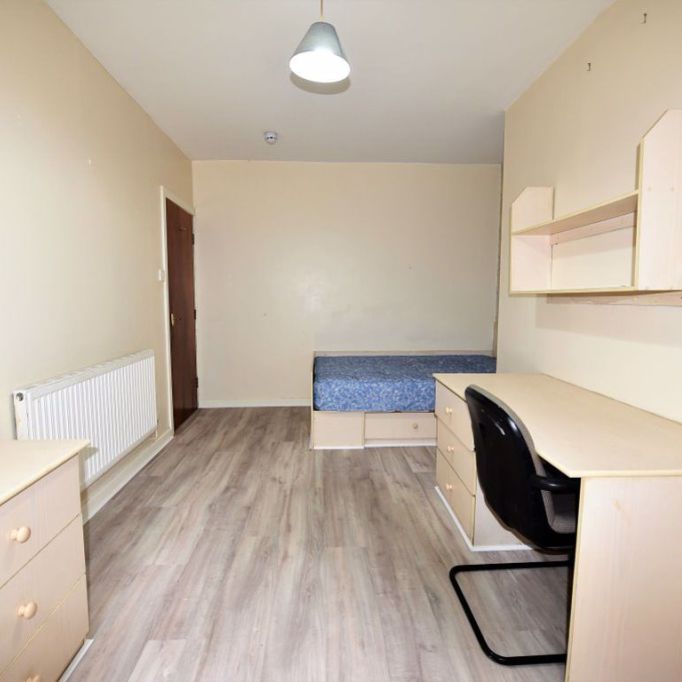 2 bedroom Flat in Flat 1, Leeds - Photo 1