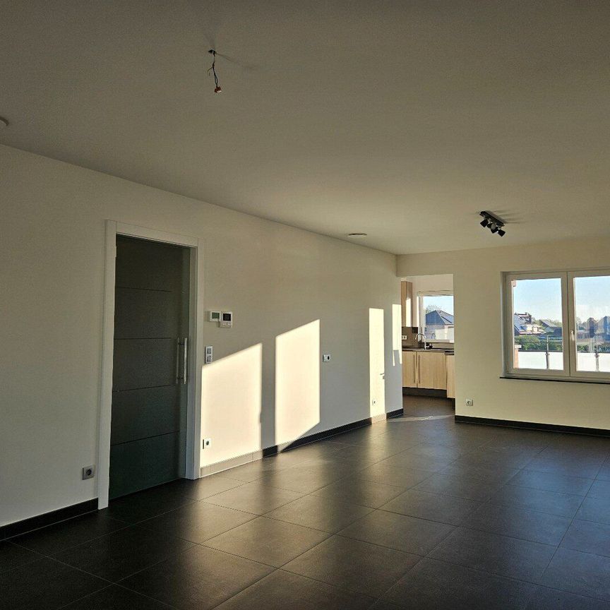 Duplexappartement met 2 slaapkamers, garage en 2 autostaanplaatsen! - Foto 1