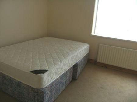 Terraced House to rent on - Photo 3