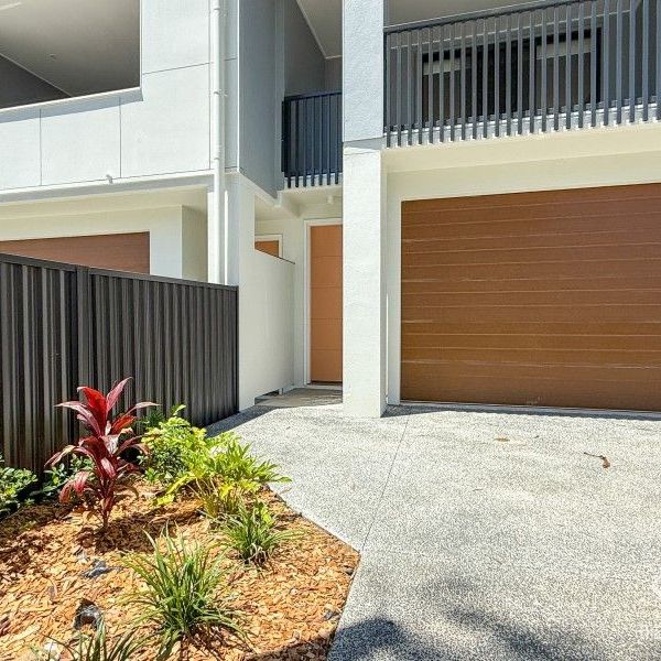 Brand-New Modern Townhouse with Solar Power in Prime Toowong Location - Photo 1