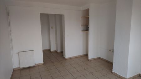 Appartement T3 de 57 m² en bon état général avec un balcon et un cellier. - Photo 2