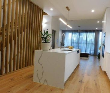 Executive living in Aquatic Paradise - Photo 3