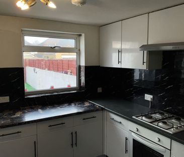3 bed Semi-Detached - To Let - Photo 5
