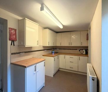 £675 PCM, Three Bedroom House with Off-Road Parking and Enclosed Ga... - Photo 2