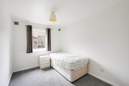 2 Bed Flat - Photo 2