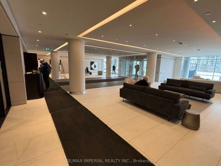 30 Upper Mall Way #2801 - Photo 2