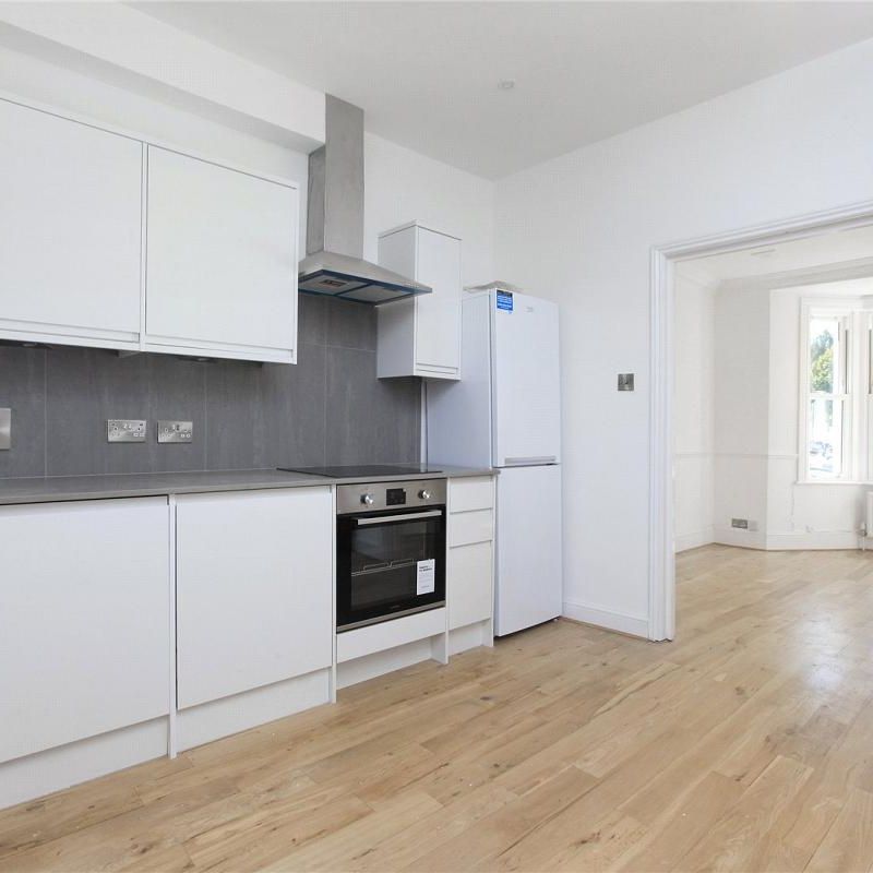 3 bedroom flat in London - Photo 1