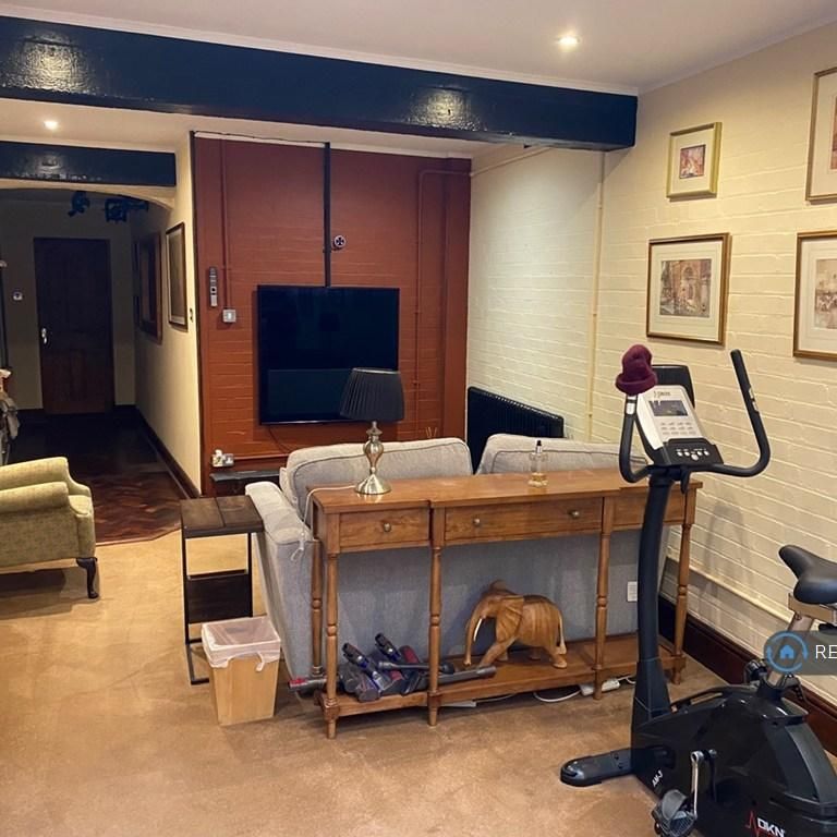 1 bedroom in a flat share to rent - Photo 1