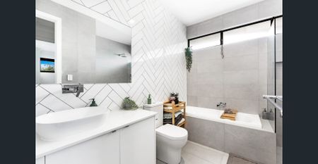 Stunning Home with Space, Style & Versatility - 3 or 4 Bedrooms - Solar - Photo 5