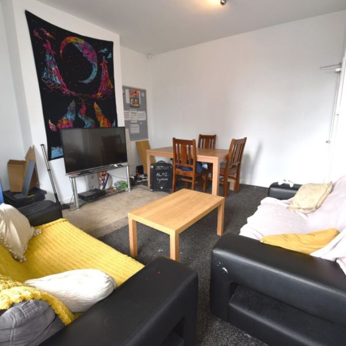 4 bedroom Flat in Chestnut Avenue, Headingley Leeds - Photo 1