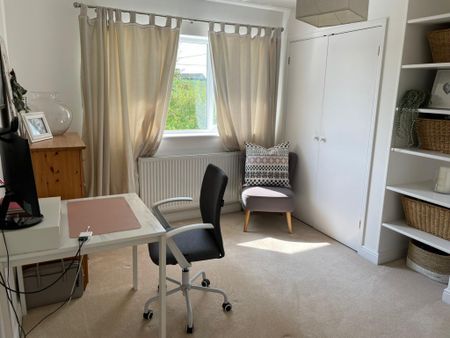 4 bed Semi-Detached - To Let - Photo 3