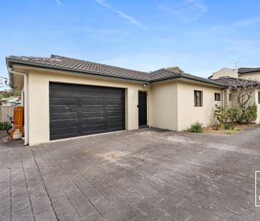 Spacious Coastal Villa Living - Photo 3