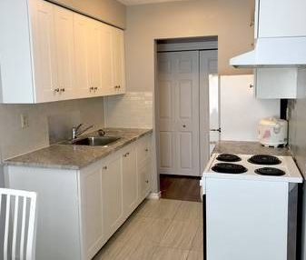 Kitsilano close to beach one bed room with balcony - Photo 2