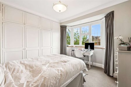 A beautifully presented, incredibly spacious five bedroom family house close to Wandsworth Common. - Photo 5
