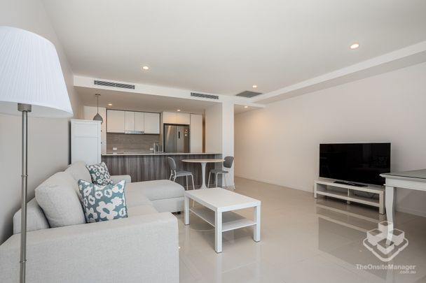 Lovely 1 bedroom fully furnished Unit in the Heart of Coorparoo - Photo 1