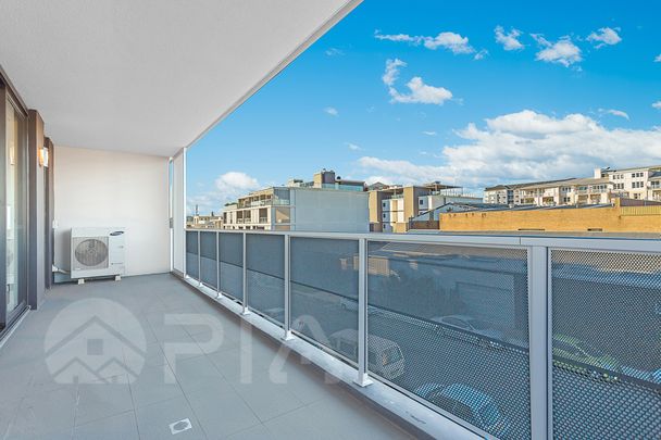 Modern Two Bedroom Apartment close to amenities for lease - Photo 1