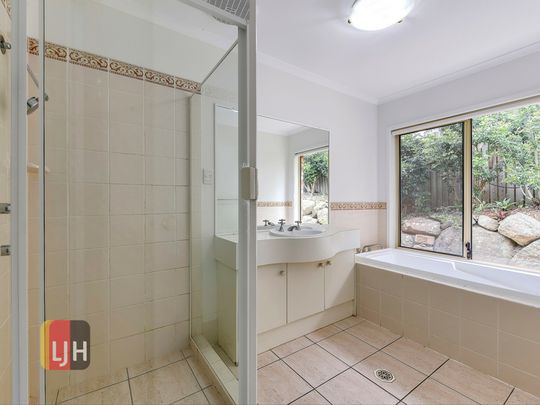 FAMILY FRIENDLY HOME w/ MEDIA ROOM/STUDY & INGROUND POOL ! - Photo 1