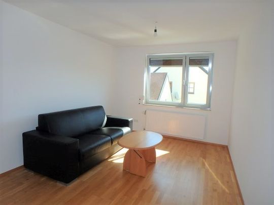 HELLE OBERGESCHOSSWOHNUNG MIT TERRASSE UND ÜBERDACHTEM PARKPLATZ - Foto 1