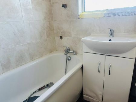 3 bedroom terraced house to rent - Photo 5