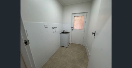 Fabulous City Fringe Location - New Kitchen - New Bathroom - Photo 3