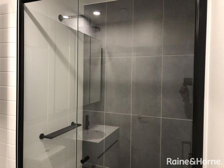 Splendid Top Podium Floor 1Br Apartment in the Heart of Footscray! - Photo 2