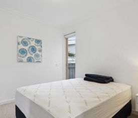 Chic Coastal Contemporary Getaway – Fully Furnished and Ready to Enjoy - Photo 2