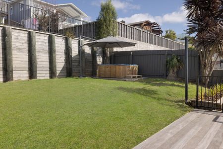 Newly fully renovated and reclad two-story family home - Photo 4