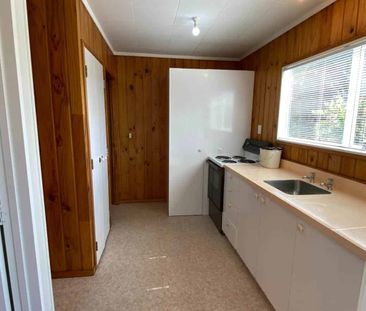 Cute freestanding two bedroom unit - Photo 3