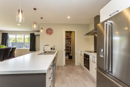 Spacious and private family home! - Photo 2