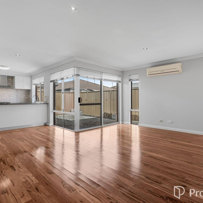 Modern, low-maintenance and easy to love! - Photo 1
