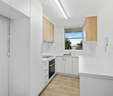 Newly Renovated Apartment in Waterfront Building, Walk to Ferry - Photo 3