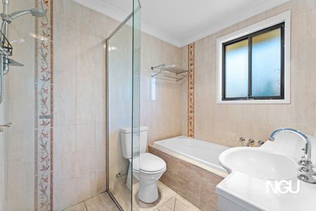 Elegant Three Bedroom Family Home With Pool On Peaceful Corner Cul-de-Sac! - Photo 4