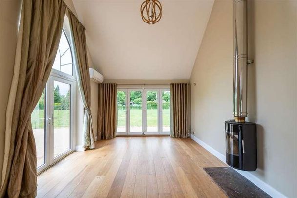The Close, Horley, RH6 - Photo 1