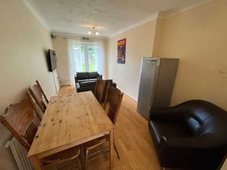 5 bed house to rent in Magnolia Drive, Colchester - Photo 3