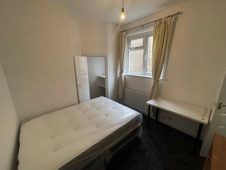 1 bedroom in a house share to rent - Photo 3