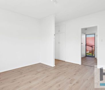 Renovated 2-Bedroom Upstairs Unit in a Small, Quiet Group - Photo 1