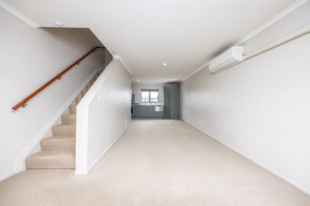 Beautiful Townhouse in Papatoetoe - Photo 2